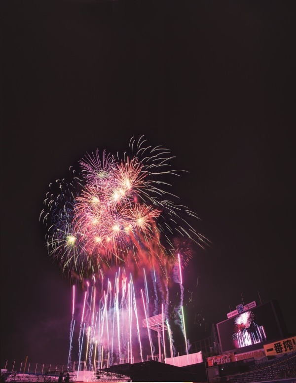 「2018 神宮外苑花火大会」夜空に12,000発の花火、ケミストリーのライブも｜写真3