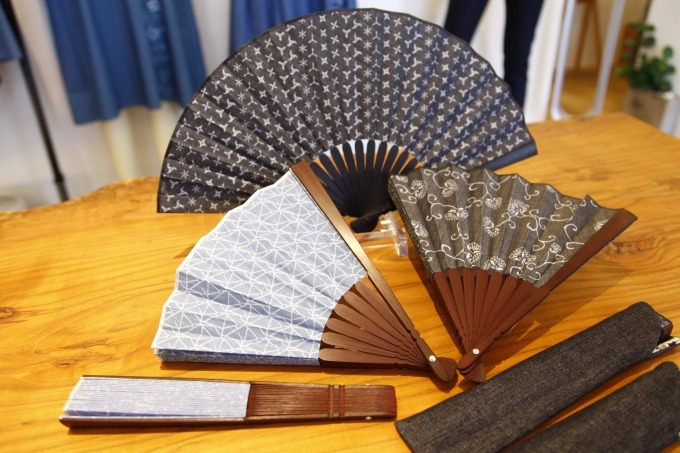 京都デニム「京小紋染めデニム扇子」京都の職人が仕上げる1点もの、幾何学などモダンなデザイン