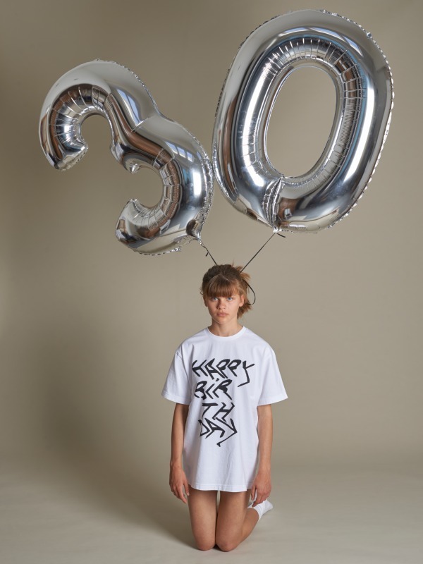 ズッカ30周年、"ハッピーバースデイ"ドローイングやフォトコラージュデザインのTシャツ＆トート｜写真1