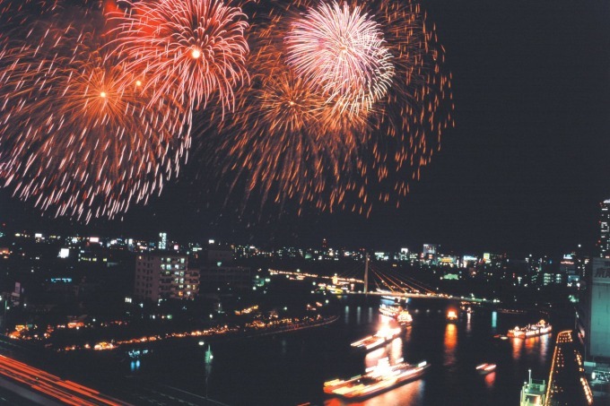 大阪「天神祭」100艘の船列が大川を行き交う“船渡御”や、4000発の“奉納花火”｜写真1