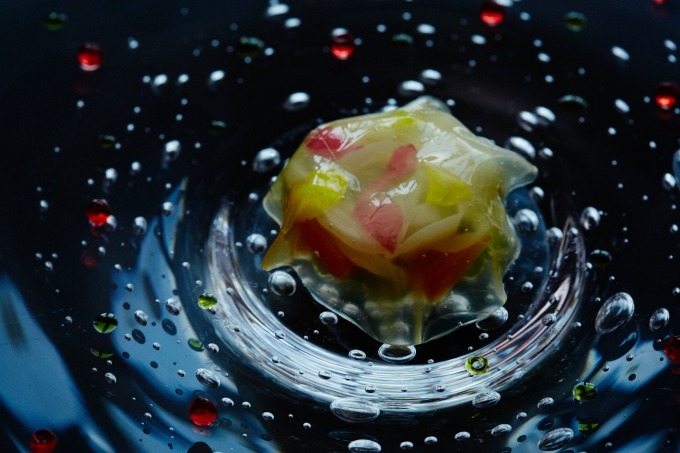 ミシュラン3ツ星日本人シェフのスイーツショップ「リーブル」中からソースが溢れる果物スイーツ｜写真12