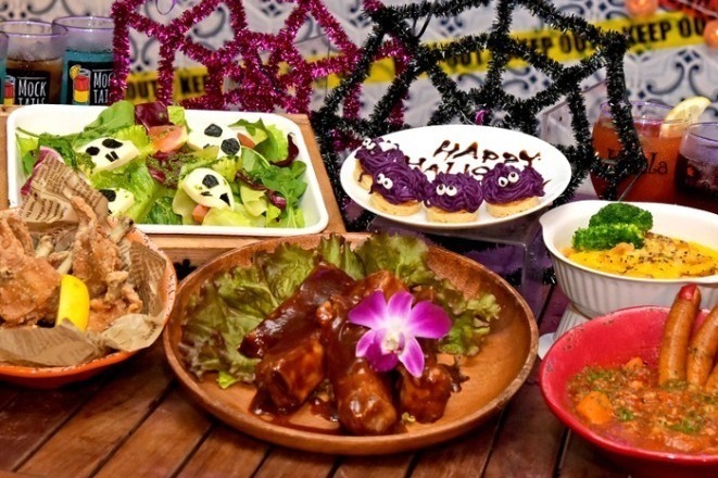 ハワイ｜カフェ・カイラの「星空ビアガーデン」ハロウィンナイト - “骸骨”サラダや“指”チョリソーなど