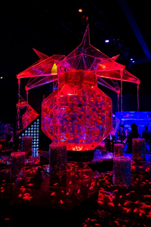 「アートアクアリウム2018」東京・名古屋で、8千匹の金魚が舞う水中アート - 新作"天井"金魚も｜写真1