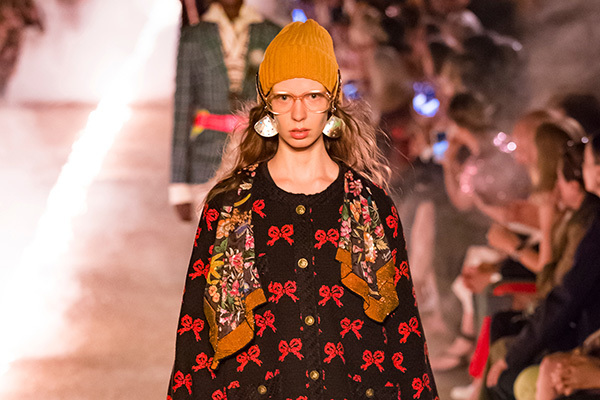 グッチ 2019年リゾートウィメンズコレクション - 古代ローマ人に手向ける鮮やかな花々