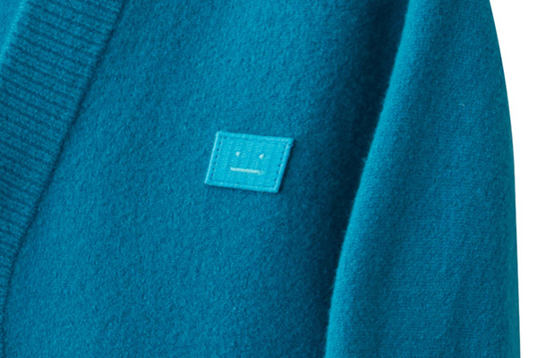 アクネ ストゥディオズ、パーカーやTシャツに愛嬌たっぷり“フェイス”を配したカプセルコレクション