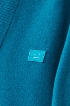 アクネ ストゥディオズ、パーカーやTシャツに愛嬌たっぷり“フェイス”を 