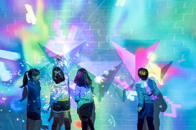 デジタル｜「魔法の美術館：リミックス」長崎県美術館で、人の動きに光や映像が連動する体験型デジタルアート