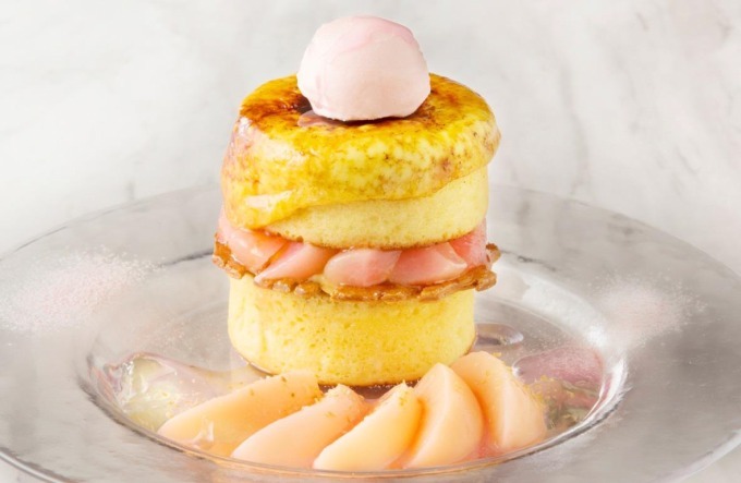 パリパリ＆もちもちW食感「桃とココナッツのクレームブリュレパンケーキ」旬のピーチをサンド | 写真