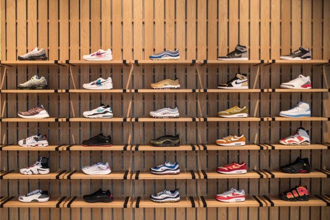 写真12 17 スニーカーショップ アンディフィーテッド 渋谷 神宮前に オープン記念限定tシャツなど ファッションプレス 写真12 17 スニーカーショップ アンディフィーテッド 渋谷 神宮前に オープン記念限定tシャツなど ファッションプレス