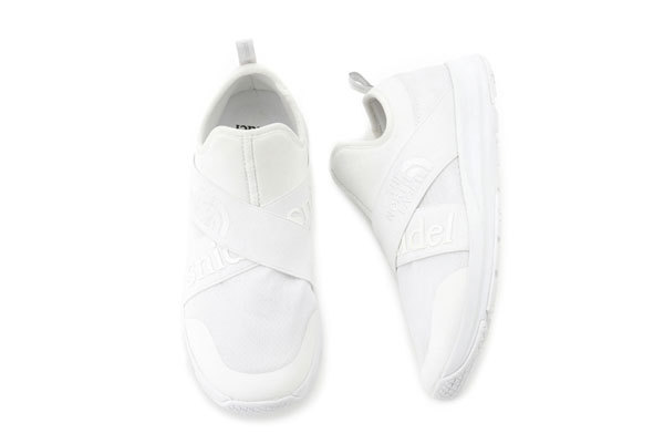 スナイデル×ザ・ノース・フェイスのシューズ「トラバースローIII」Ｗネーミング入り純白スリッポン