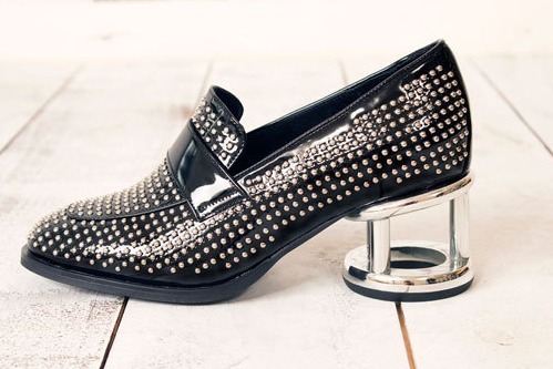 ジェフリーキャンベルの新作シューズ、シルバーの円柱ヒール＆スタッズ付ローファーを融合