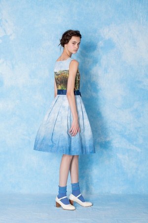 ジェーンマープルより“印象派絵画”プリントの新作ワンピースやカーディガン、青空とピンクの空を背景に｜写真23