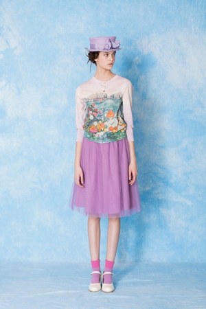 ジェーンマープルより“印象派絵画”プリントの新作ワンピースやカーディガン、青空とピンクの空を背景に｜写真31