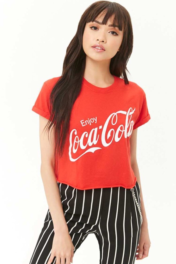 フォーエバー21×コカ・コーラ限定コラボアイテム発売、ロゴ描かれたTシャツやウエストポーチなど｜写真1