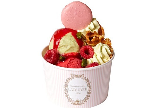 ラデュレ 新宿店のアイスクリームパフェ「クープ」の新作、ワッフル＆マカロンを飾って