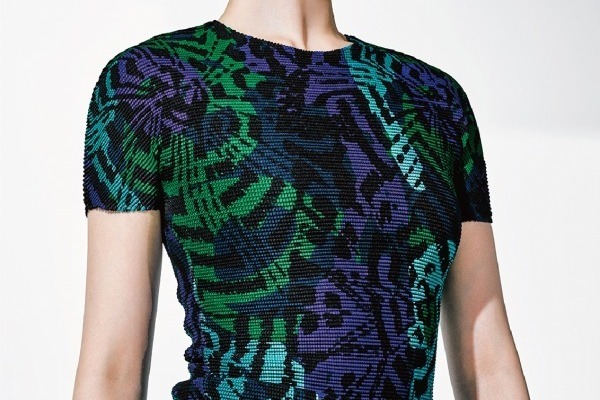 ミー イッセイ ミヤケ18年秋冬新作、コントラストの効いたバスケット柄ストレッチプリーツトップス