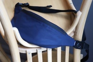 ユニバーサル プロダクツ×スタイリスト私物のウエストポーチ、トーマス メイソンのシャツ地を使用