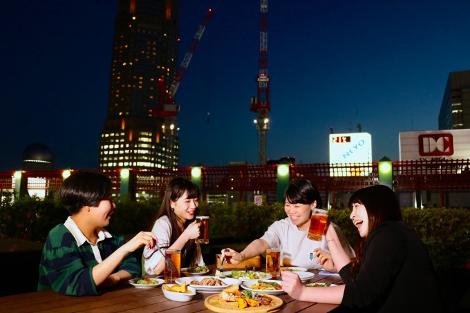 東急東横店の屋上ビアガーデン「kawara GARDEN」チーズたっぷりの肉料理をビールやワインと｜写真3