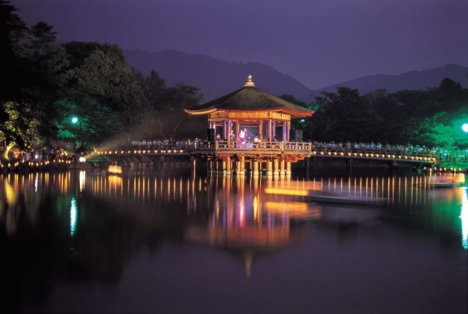 奈良の夏の風物詩「なら燈花会」春日大社や東大寺を1万本超のろうそくの灯りが包み込む｜写真1