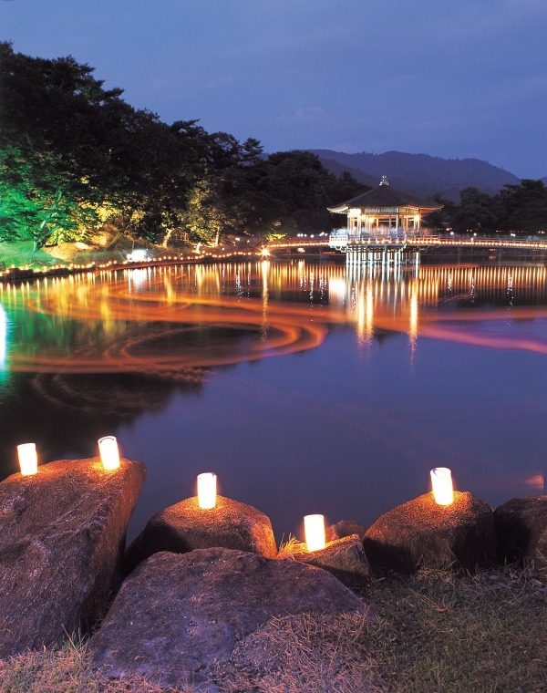 奈良の夏の風物詩 なら燈花会 春日大社や東大寺を1万本超のろうそくの灯りが包み込む ファッションプレス 奈良の夏の風物詩 なら燈花会 春日大社や東大寺を1万本超のろうそくの灯りが包み込む ファッションプレス