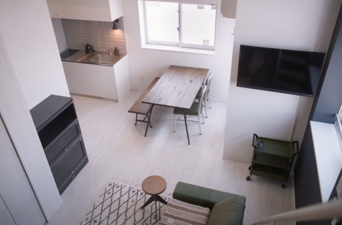 泊まれるアート空間「AOCA KAMINOGE」ジャーナル スタンダードの家具がその場で購入可能｜写真2