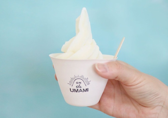 "昆布だし"×濃厚ミルクの「UMAMIソフトクリーム」発売、みたらし＆酒粕くるみトッピングも｜写真1