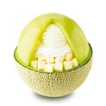 ソルビンの「まるまるメロンいちごソルビン」メロン果肉の中にチーズケーキ＆ヨーグルトアイス｜写真4