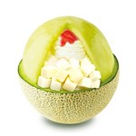 ソルビンの「まるまるメロンいちごソルビン」メロン果肉の中にチーズケーキ＆ヨーグルトアイス｜写真1