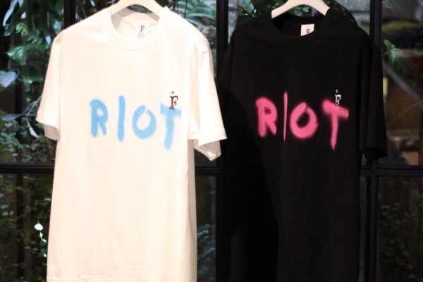 ファセッタズム・落合手掛ける「F」新作Tシャツ、ネオンカラーのグラフィカルなロゴを配して