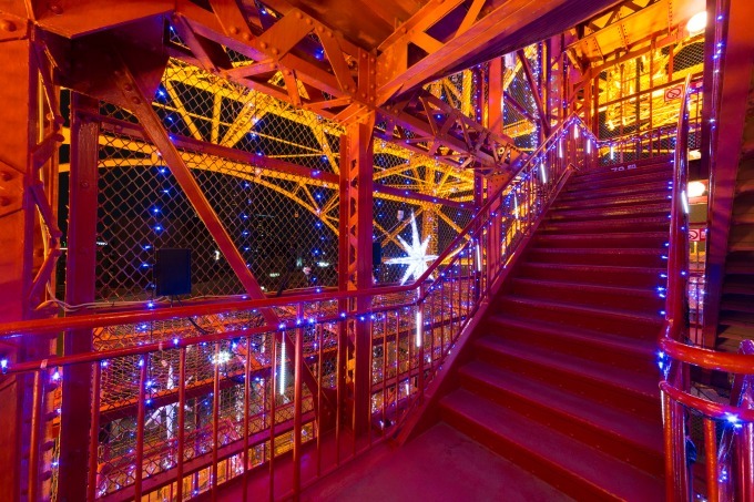 東京タワー「天の川イルミネーション」上空150mの夜景と共に楽しむ幻想的な空間、外階段もライトアップ｜写真4