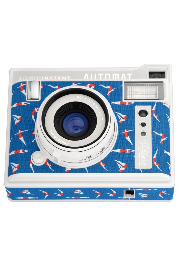 ロモグラフィー夏限定のインスタントカメラ - ブルーのボディに赤い水着のスイマーを描いて｜写真3