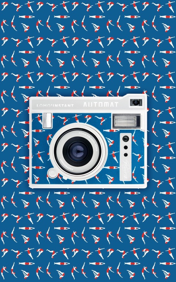 ロモグラフィー夏限定のインスタントカメラ - ブルーのボディに赤い水着のスイマーを描いて｜写真8