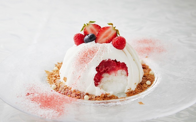さくふわカキ氷×ケーキの新感覚スイーツ「スノードームケーキ」中にはフレッシュ果実＆ジュレ | 写真