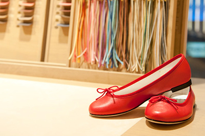 レペットが銀座に日本初の旗艦店 - パリ・オペラ座の雰囲気漂うロマンチックな店内の様子をお披露目