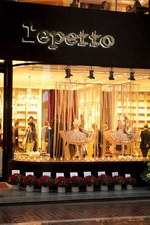 レペットが銀座に日本初の旗艦店 - パリ・オペラ座の雰囲気漂うロマンチックな店内の様子をお披露目｜写真2