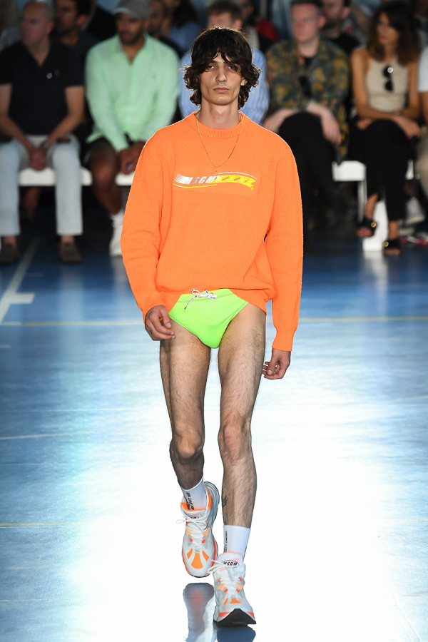 写真28 42 メンズ オレンジのセーター ニット を使ったコーディネート着用 コレクションルックギャラリー ファッションプレス