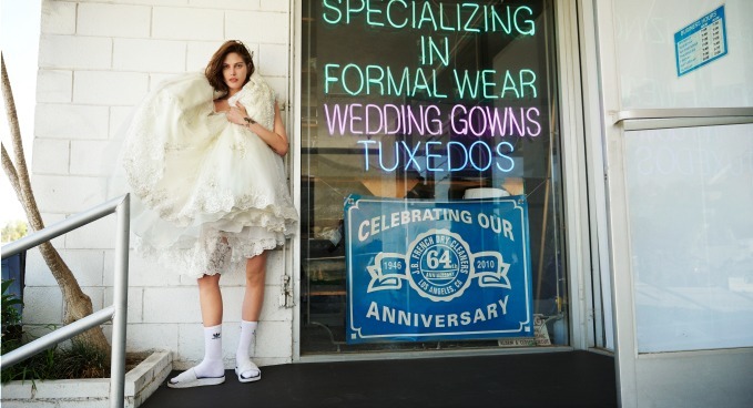 アディダス オリジナルス×アレキサンダー ワンコラボ“永久に消えないシワ”加工ウェアや女性用ドレス｜写真25