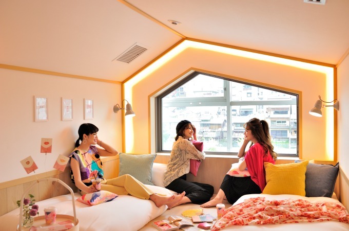 女性専用宿「カフェテル」京都三条に、グランピング気分が味わえる客室＆美容グッズも満載｜写真1