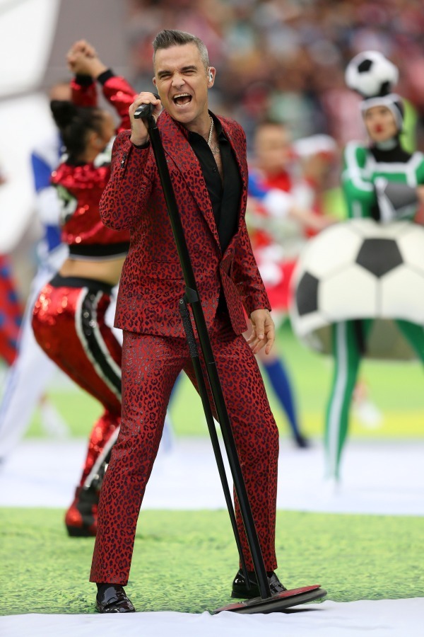 ロシアW杯開会式、ロビー・ウィリアムスが着用していたのはジバンシィのジャケット＆パンツ｜写真1