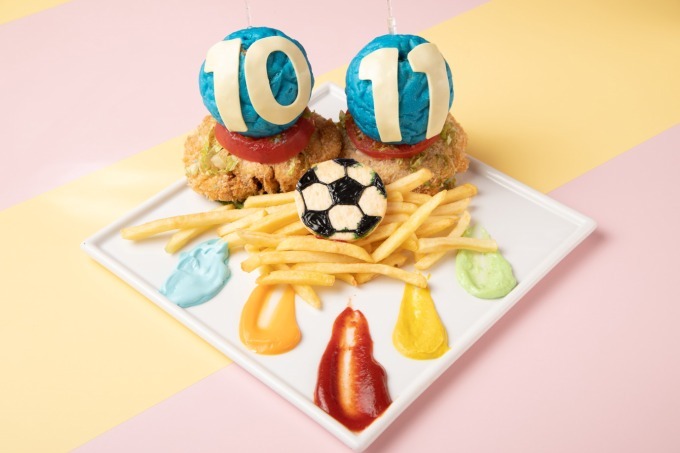 ユニフォーム(制服)｜キャプテン翼×原宿カワイイ モンスター カフェ、背番号を配したカツバーガーやサッカーボールのムース