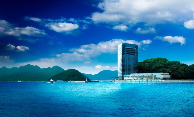 グランドプリンスホテル広島のナイトプール、貝殻やユニコーンの浮き輪が浮かぶ夢の島｜写真3