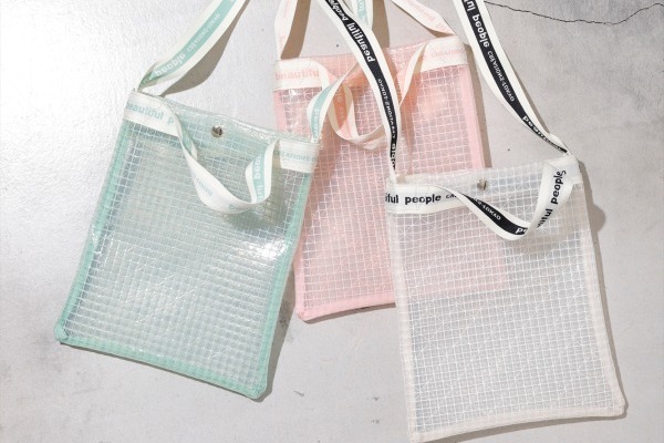 モスグリーン｜ビューティフルピープルの人気バッグ「ビニールロゴテープサコッシュバッグ」に新作