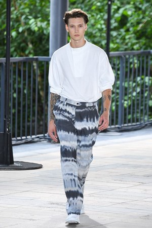 w300_issey_19ss_04.jpg