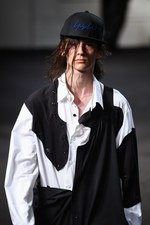 ヨウジヤマモト 19年春夏メンズコレクション - 奥ゆかしき黒に自己主張をのせて｜写真27