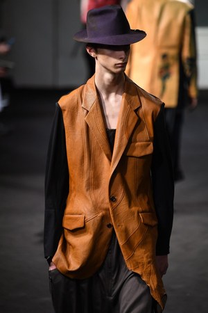 ヨウジヤマモト 19年春夏メンズコレクション - 奥ゆかしき黒に