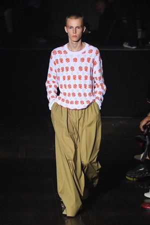 ケンゾー 2019年春夏メンズコレクション - 古典的スーツにロマンティックな創造を｜写真2