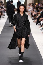 Y-3 2019年春夏コレクション - 風を纏い、空間を味方にする服｜写真5