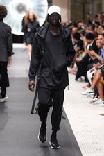 Y-3 2019年春夏コレクション - 風を纏い、空間を味方にする服｜写真7