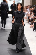 Y-3 2019年春夏コレクション - 風を纏い、空間を味方にする服｜写真10