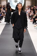 Y-3 2019年春夏コレクション - 風を纏い、空間を味方にする服｜写真11
